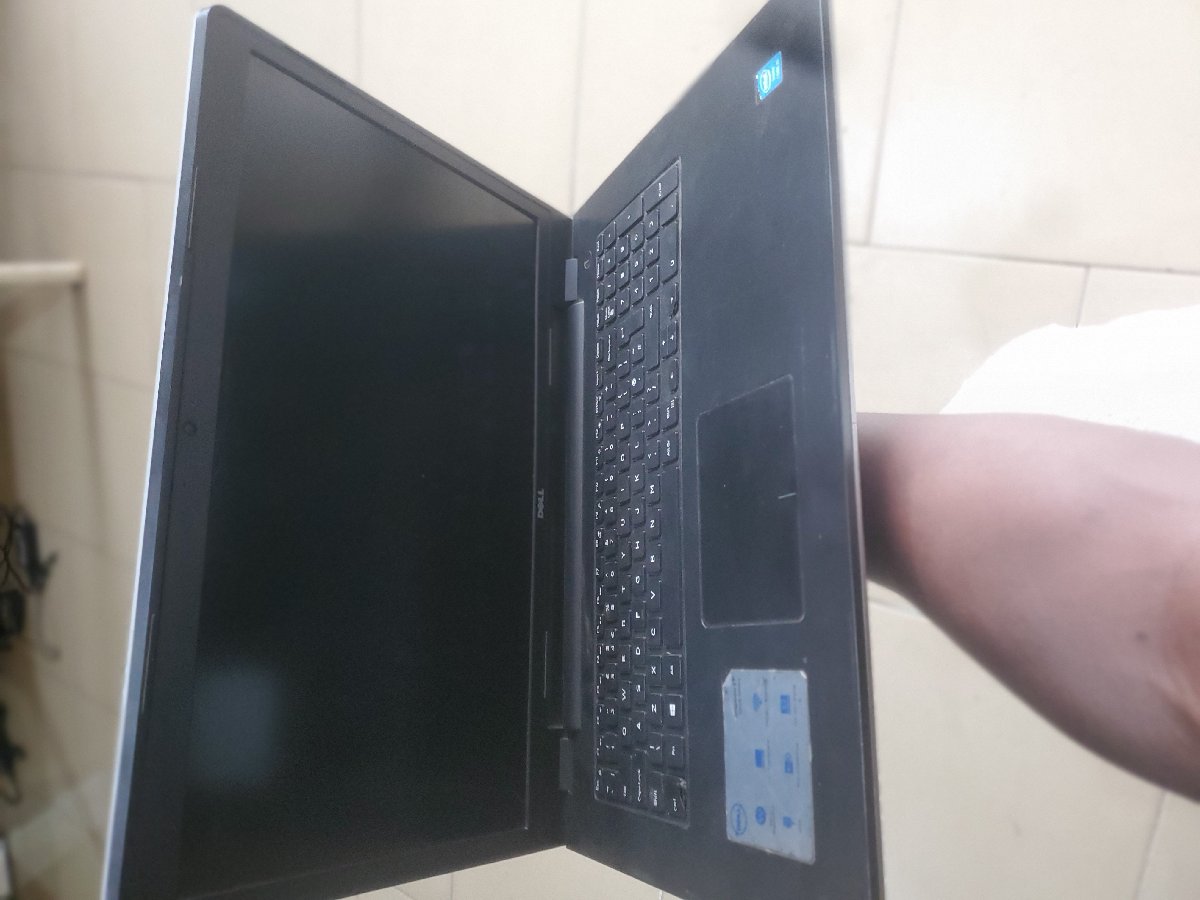 Dell 17 5000 series